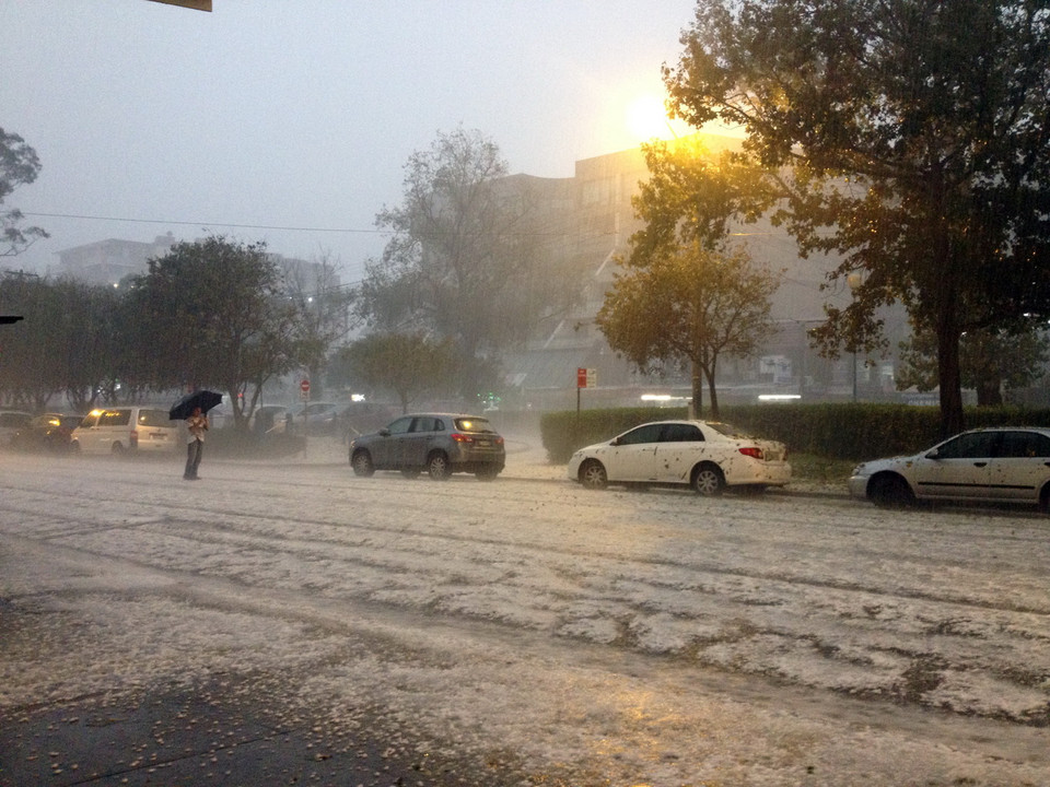 Mưa đá gây bất ngờ cho người dân địa phương vì cả ngày trời nắng đẹp. Ước tính trận mưa đá gây thiệt hại đáng kể về vật chất. (Ảnh: Đỗ Vân/Vietnam+)