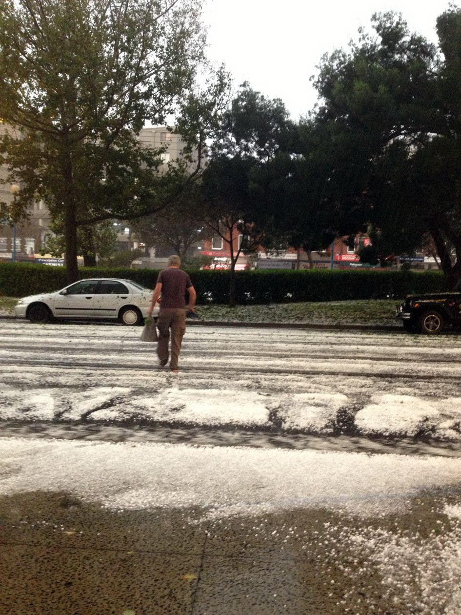 Một trận mưa đá lớn vừa xảy ra chiều tối 25/4 tại nhiều vùng trong thành phố Sydney và khu vực Blue Mountains. Trận mưa kéo dài khoảng 10-15 phút, được coi là trận mưa đá lâu nhất trong hơn 30 năm qua tại Sydney. (Ảnh: Đỗ Vân/Vietnam+)