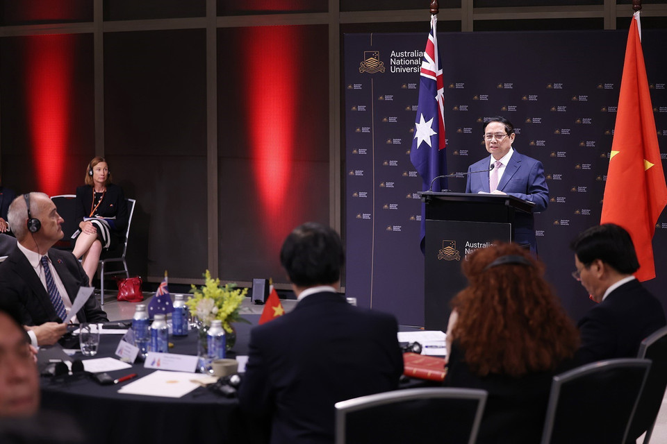 Thủ tướng Phạm Minh Chính trao đổi với lãnh đạo và sinh viên Trường Đại học Quốc gia Australia (ANU). (Ảnh: Dương Giang/TTXVN)