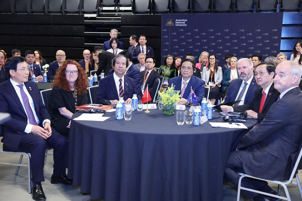 Thủ tướng Phạm Minh Chính và đại diện các bộ cùng lãnh đạo Trường Đại học Quốc gia Australia (ANU). (Ảnh: Dương Giang/TTXVN)