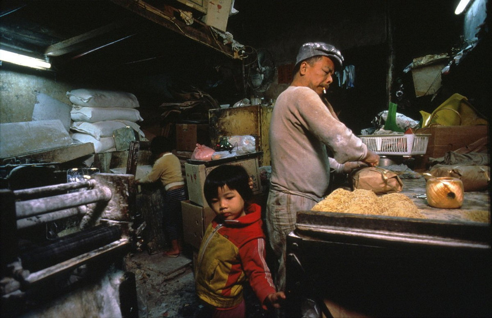 Hui Tuy Choy là ông chủ một nhà máy sản xuất mỳ sợi từ năm 1965. Người lao động tại đây hoàn toàn không có bảo hiểm y tế, và nhà máy cũng không có quy tắc lao động hay hệ thống chống cháy.