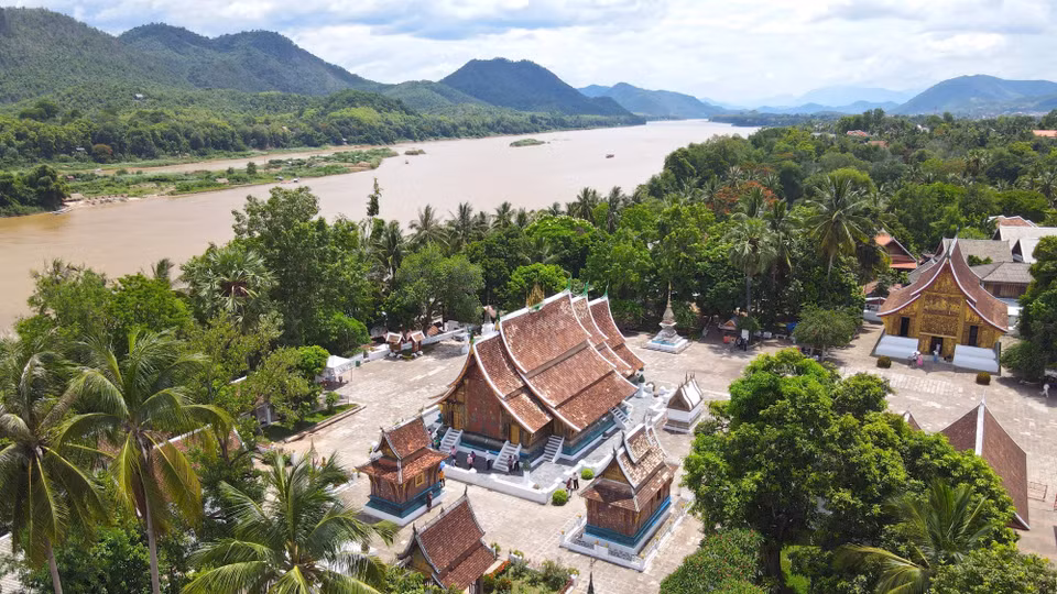Chùa Wat Xiengthong nhìn từ trên cao. (Ảnh: Bá Thành/TTXVN)