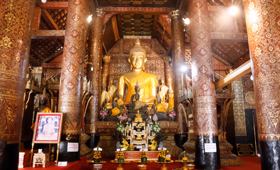 Tượng Phật bên trong Ngôi chính điện của Chùa Wat Xiengthong. (Ảnh: Phạm Kiên/TTXVN)