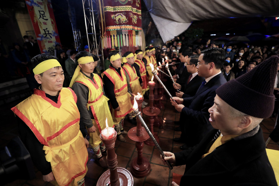 Nghi thức thắp nến tại lễ khai mạc. (Ảnh: Nhật Anh/TTXVN)