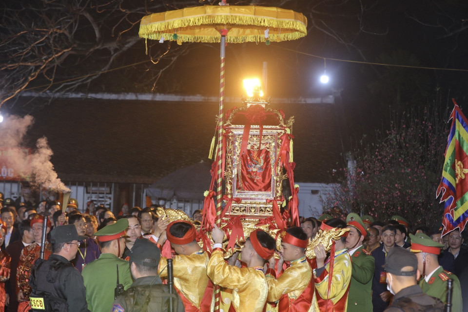 Nghi lễ rước Kiệu ấn từ 22h40 đến 23h10, trước giờ khai ấn. (Ảnh: Minh Quyết/TTXVN)