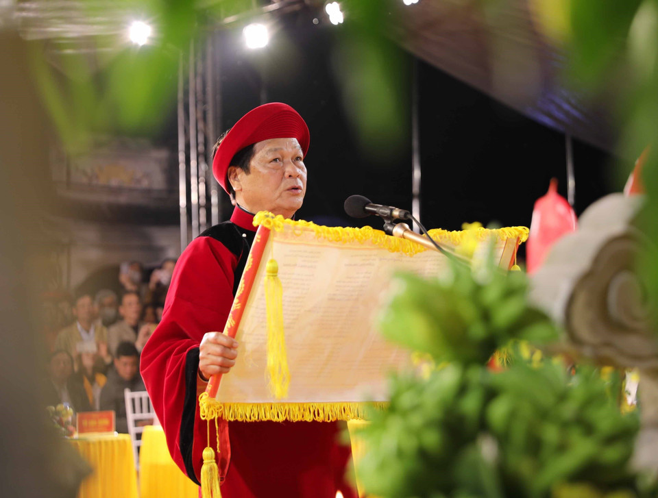 Đại diện Ban Tổ chức trịnh trọng tấu Văn trình khai mạc lễ phát lương Đức Thánh Trần đền Trần Thương 2023. (Ảnh: Thanh Tùng/TTXVN)