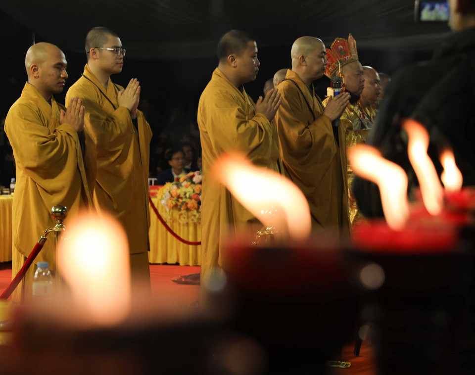 Các sư thầy thực hiện nghi lễ tâm linh. (Ảnh: Thanh Tùng/TTXVN)