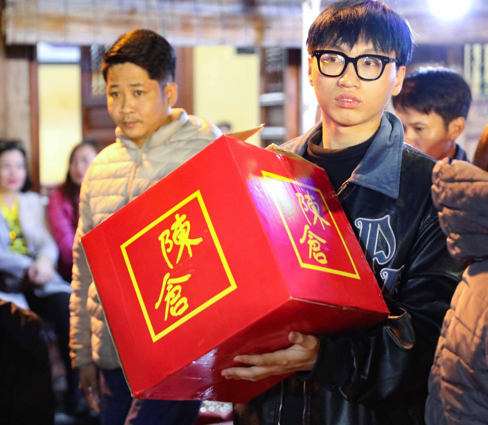 Ban tổ chức đóng sẵn thùng đựng túi lương cho du khách có nhu cầu lấy số lượng lớn. (Ảnh: Thanh Tùng/TTXVN)