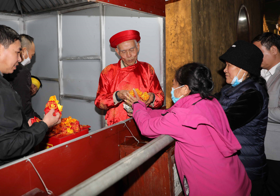 Các cụ bô lão đảm nhận việc phát lương. (Ảnh: Thanh Tùng/TTXVN)