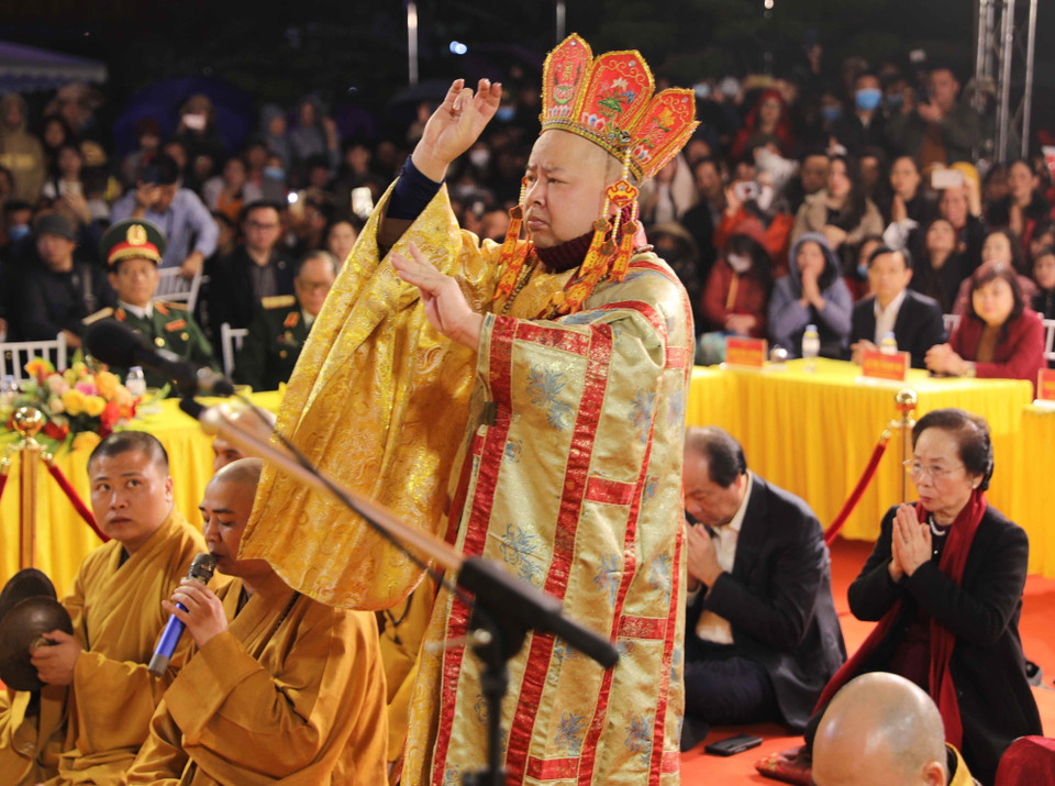 Phần lễ tâm linh do các đại đức đảm nhiệm. (Ảnh: Thanh Tùng/TTXVN)