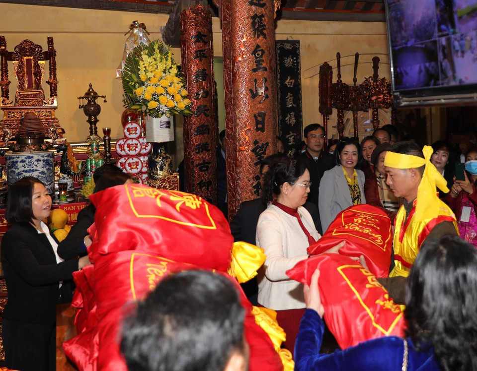 Đại biểu chia những túi lương để vận chuyển ra các điểm phát cho người dân và du khách. (Ảnh: Thanh Tùng/TTXVN)