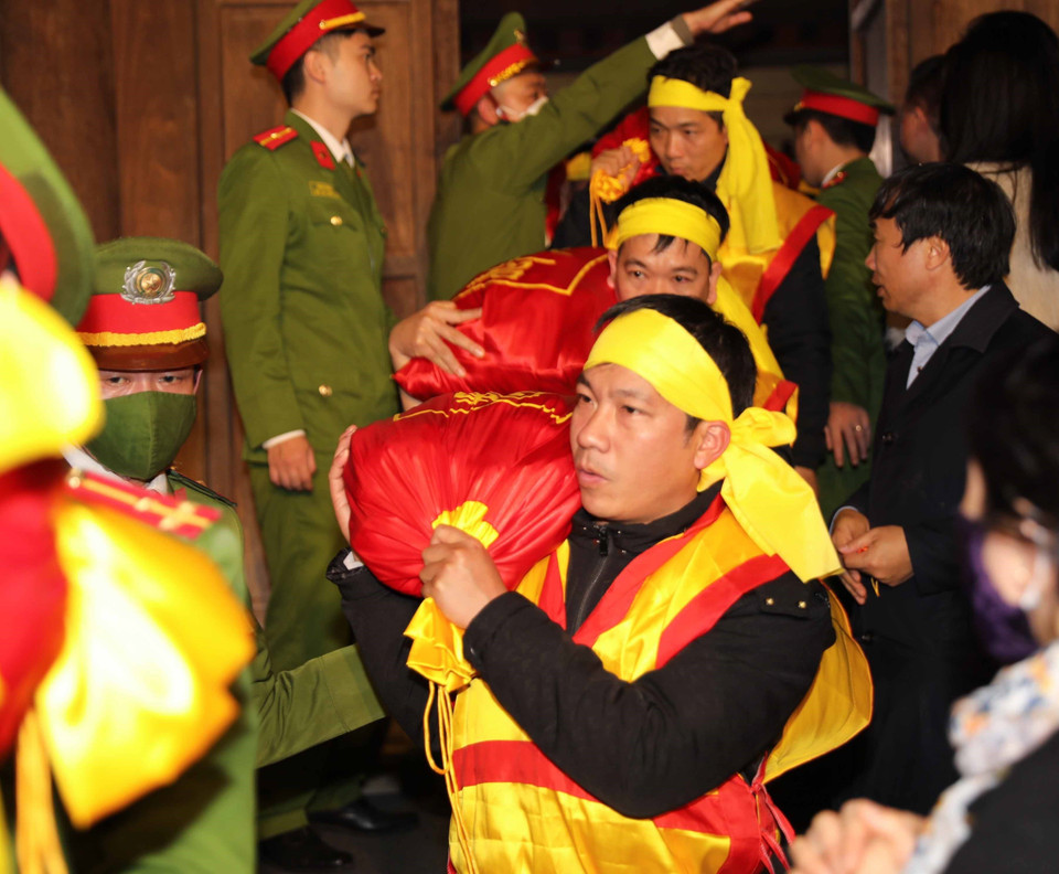 Những bao đựng túi lương được vận chuyển ra các điểm để phát cho người dân và du khách. (Ảnh: Thanh Tùng/TTXVN)