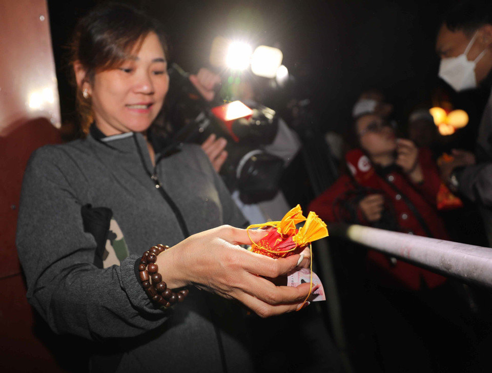 Niềm vui của người dân nhận được túi lương với mong muốn năm mới no đủ. (Ảnh: Thanh Tùng/TTXVN)