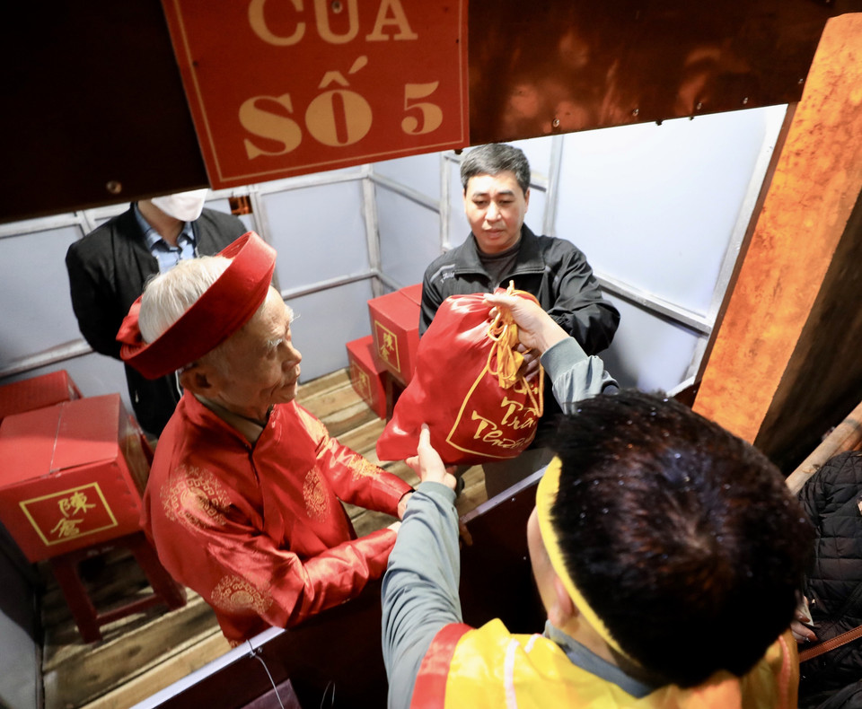 Những túi lương được phát cho người dân và du khách dự lễ tại 19 cửa bố trí quanh đền Trần Thương. (Ảnh: Nhật Anh/TTXVN)