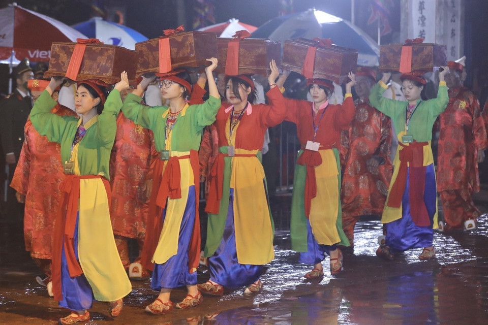 Nghi thức dâng lễ trước giờ khai ấn. (Ảnh: Minh Quyết/TTXVN)