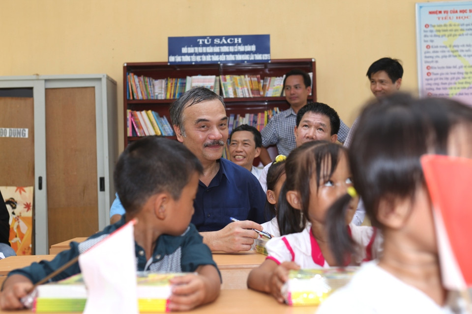 Phó Tổng Giám đốc Nguyễn Hoài Dương tham dự 1 lớp học trong ngày khai giảng này. (Doãn Đức/Vietnam+)