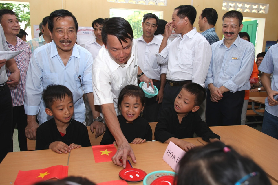 Các đại biểu tham quan phòng học vừa được khánh thành. (Doãn Đức/Vietnam+)