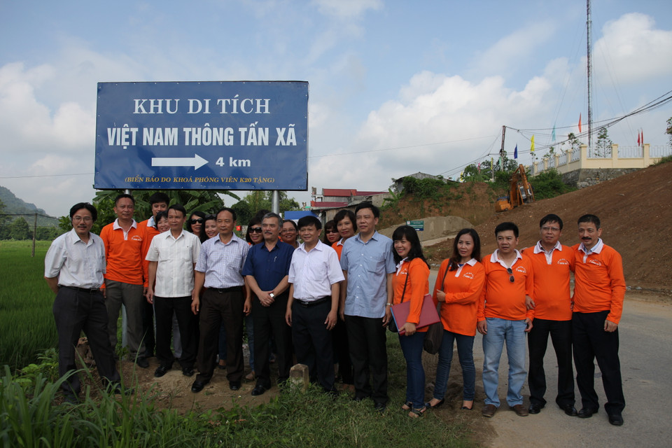 Khóa PV, BTV K20 TTXVN - nhóm tài trợ chụp ảnh lưu niệm cũng ban Lãnh đạo. (Doãn Đức/Vietnam+) 