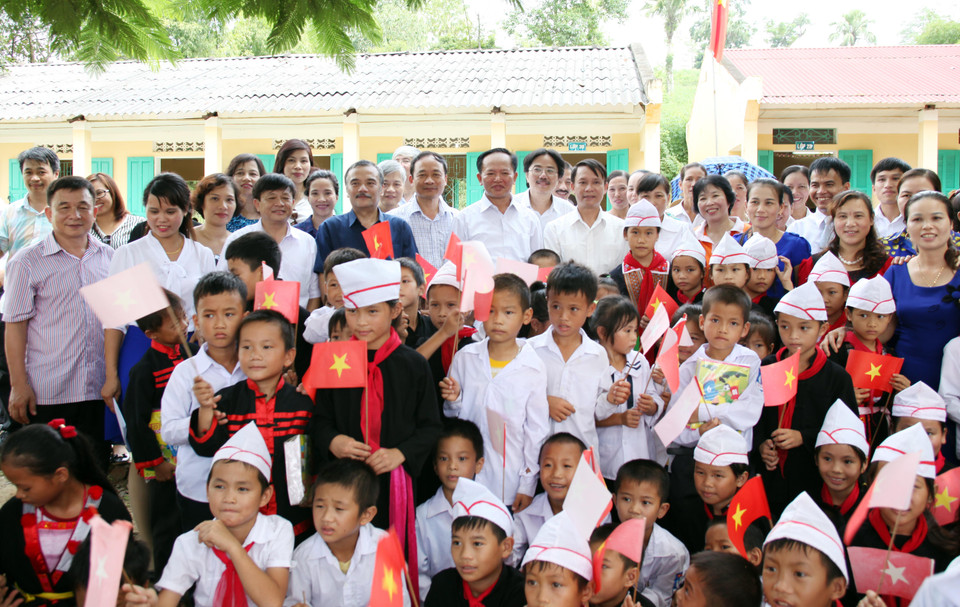 Các ban ngành đoàn thể chụp ảnh lưu niệm cùng với giáo viên và học sinh. (Doãn Đức/Vietnam+)