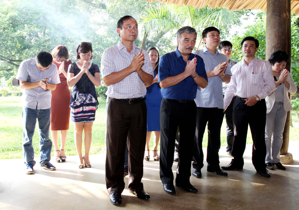 Phó Tổng Giám đốc Nguyễn Hoài Dương, Phó Tổng Giám đốc Lê Duy Truyền thắp hương tại khu di tích đình Hồng Thái. (Doãn Đức/Vietnam+)