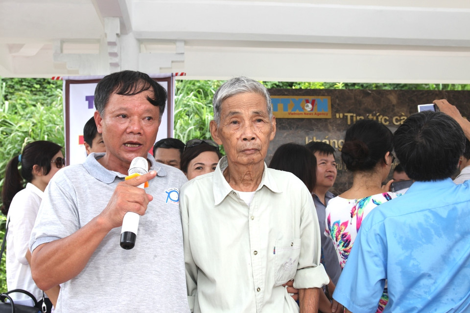 Cụ Ma Văn Đoài (phải), người có công tìm ra địa điểm di tích. (Doãn Đức/Vietnam+)