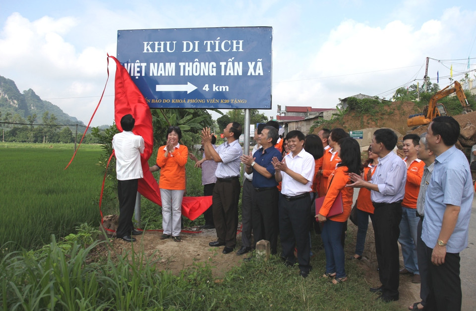 Tổng Giám đốc TTXVN Nguyễn Đức Lợi khánh thành biển báo vào Khu kỷ niệm. (Doãn Đức/Vietnam+)