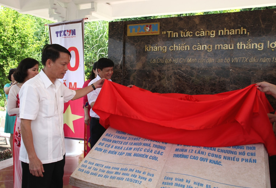 Ban Lãnh đạo cơ quan khánh thành hai hạng mục chính vừa được tôn tạo tại Khu kỷ niệm. (Doãn Đức/Vietnam+)