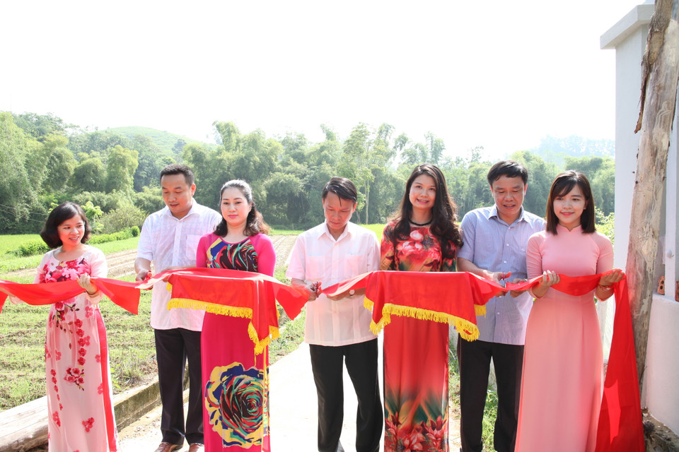 Ban lãnh đạo cơ quan và nhà tài trợ cắt băng khánh thành đường dẫn vào khu Kỷ niệm. (Doãn Đức/Vietnam+)