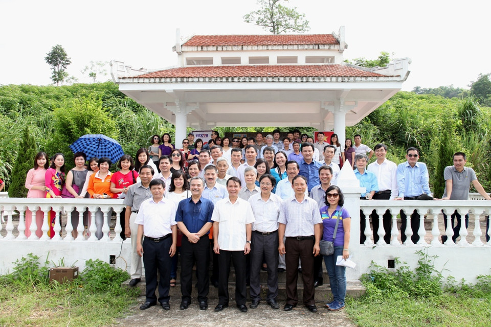 Cán bộ công nhân viên Thông Tấn Xã Việt Nam chụp ảnh lưu niệm tại khu di tích. (Doãn Đức/Vietnam+)