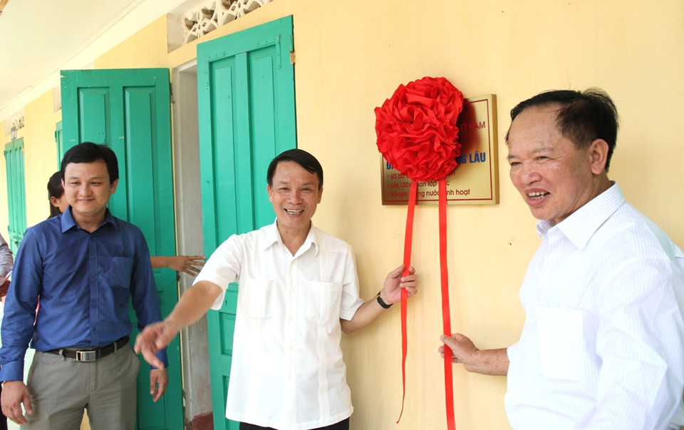 Trong dịp này, TTXVN đã tặng 60 bộ bàn ghế, lát 130m2 sàn lớp học, khoan giếng nước sinh hoạt cho điểm trường Hoàng Lâu. (Doãn Đức/Vietnam+)