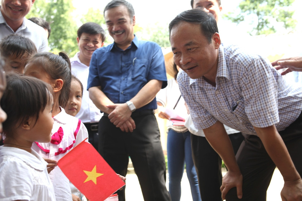 Phó Tổng Giám đốc Lê Duy Truyền trò chuyện với các em học sinh. (Doãn Đức/Vietnam+)