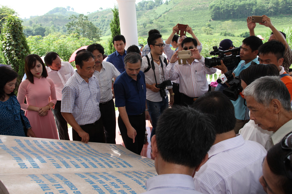 Các đại biểu thăm quan Khu kỷ niệm. (Doãn Đức/Vietnam+)