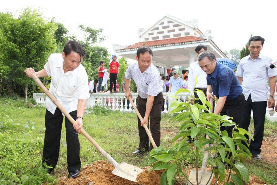 Ban Lãnh đạo cơ quan và Công đoàn trồng cây lưu niệm tại khu di tích(Doãn Đức/Vietnam+)