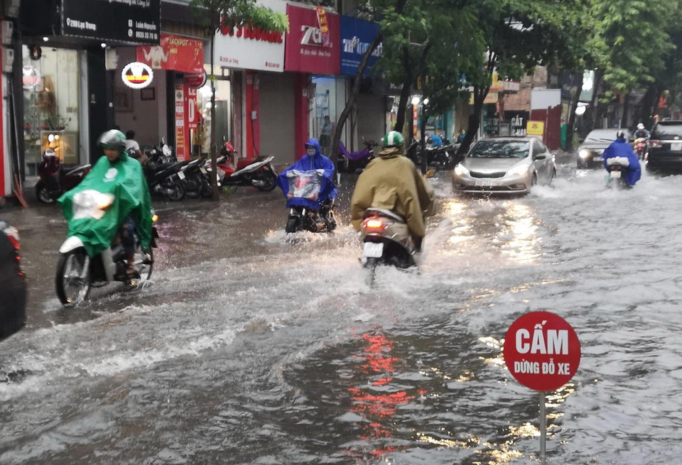 Nhiều phương tiện giao thông di chuyển qua phố Lạc Trung gặp rất nhiều khó khăn. (Ảnh: Thanh Tùng/TTXVN)