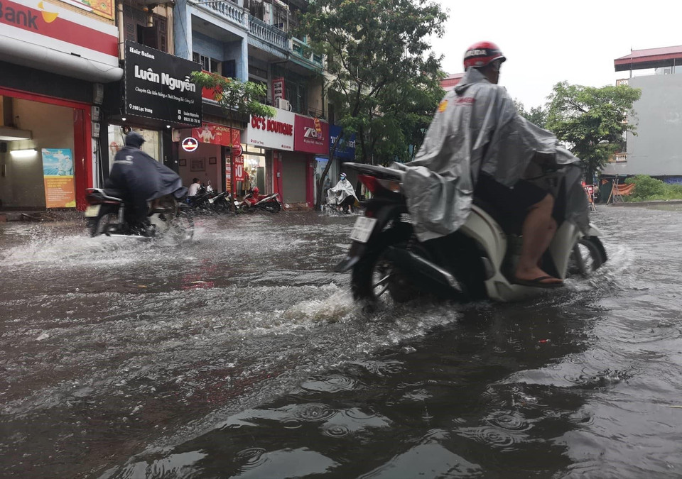 Nhiều phương tiện giao thông di chuyển qua phố Lạc Trung gặp rất nhiều khó khăn. (Ảnh: Thanh Tùng/TTXVN)