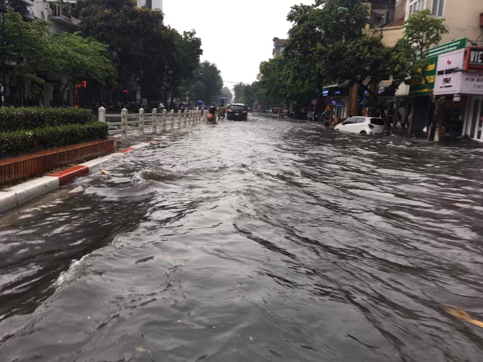 Nước ngập dâng cao trên phố Điện Biên Phủ. (Ảnh: Dương Giang/TTXVN)
