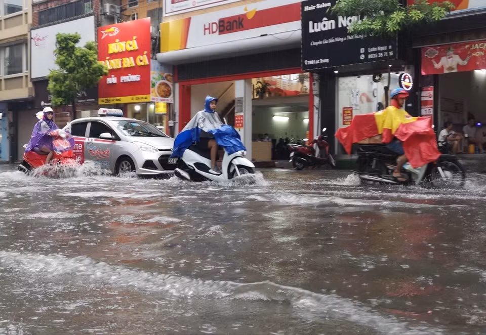 Nhiều phương tiện giao thông di chuyển qua phố Lạc Trung gặp rất nhiều khó khăn. (Ảnh: Thanh Tùng/TTXVN)
