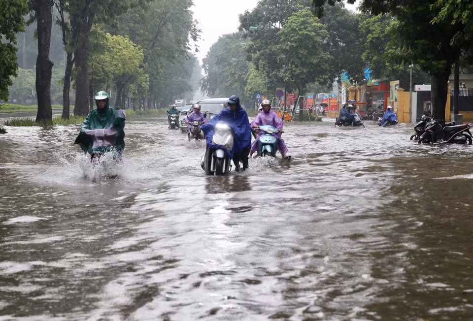 Nhiều phương tiện giao thông di chuyển qua tuyến Điện Biên Phủ-Nguyễn Tri Phương gặp rất nhiều khó khăn. (Ảnh: Dương Giang/TTXVN)