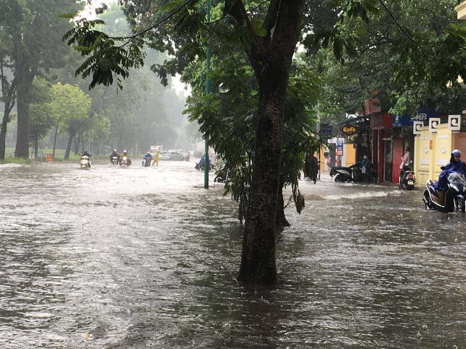 Cơn mưa lớn gây ngập trên phố Điện Biên Phủ. (Ảnh: Dương Giang/TTXVN)