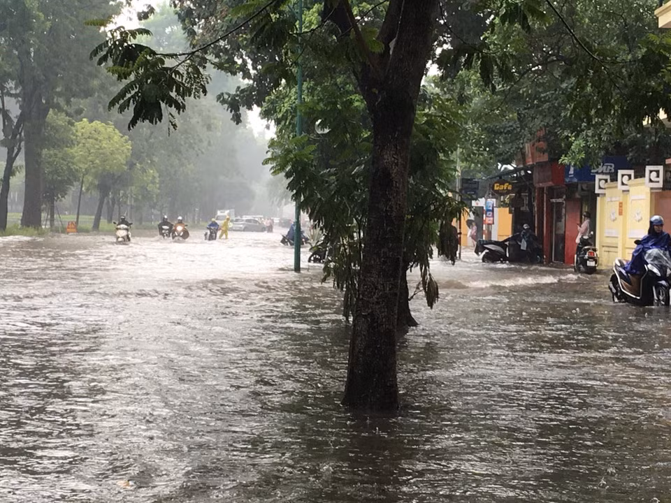 Cơn mưa lớn gây ngập trên phố Điện Biên Phủ. (Ảnh: Dương Giang/TTXVN)
