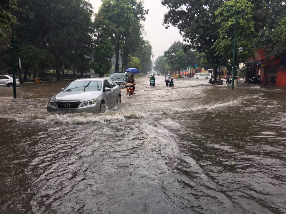 Các phương tiện giao thông di chuyển khó khăn. (Ảnh: Dương Giang/TTXVN)