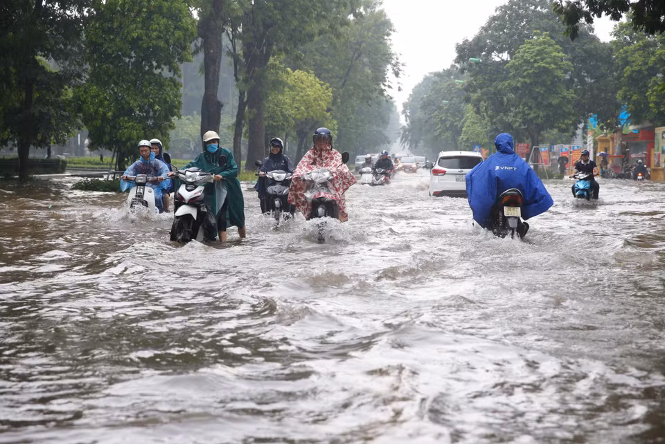 Tuyến đường Điện Biên Phủ - Nguyễn Tri Phương nước ngập khiến nhiều phương tiện di chuyển qua đây gặp rất nhiều khó khăn. (Ảnh: Dương Giang/TTXVN)