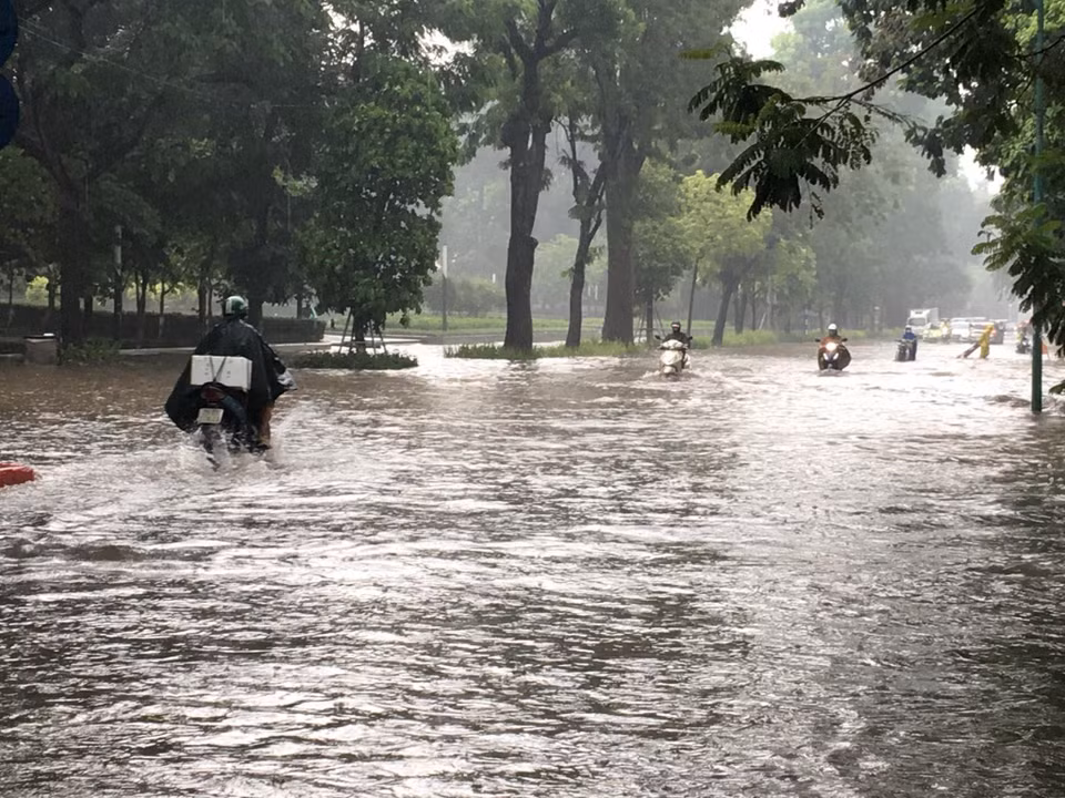 Cơn mưa lớn gây ngập trên phố Điện Biên Phủ. (Ảnh: Dương Giang/TTXVN)