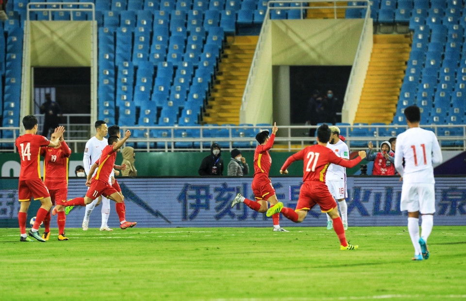 Các cầu thủ đội tuyển Việt Nam ăn mừng sau bàn thắng mở tỷ số của Hồ Tấn Tài (13) ở phút thứ 9. (Ảnh: Tuấn Anh/TTXVN)