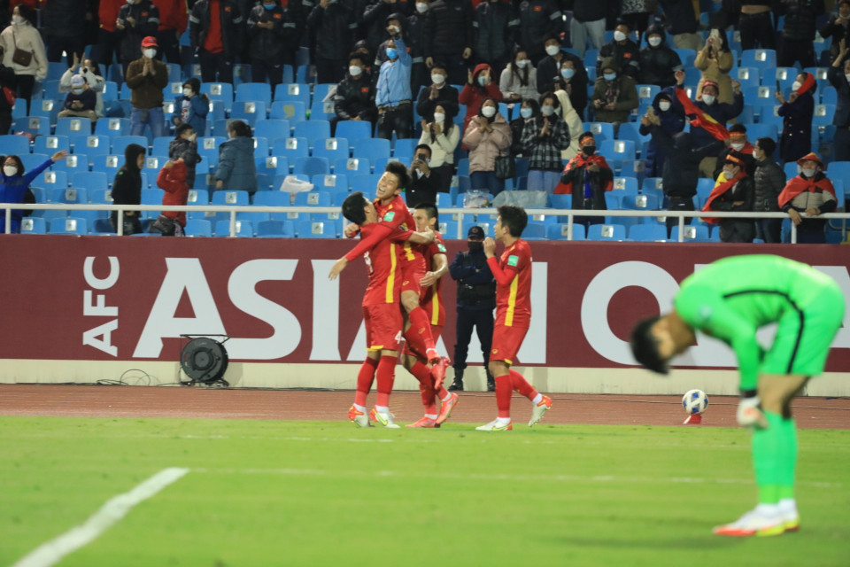 Các cầu thủ Việt Nam ăn mừng cùng tiền đạo Phan Văn Đức (20) sau khi cầu thủ này ghi bàn nâng tỷ số lên 3-0. (Ảnh: Tuấn Anh/TTXVN)