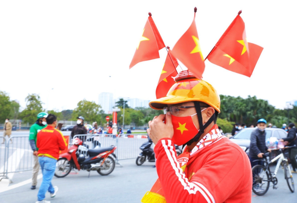 Một cổ động viên Việt Nam đến cổ vũ cho đội nhà. (Ảnh: Tuấn Anh/TTXVN)