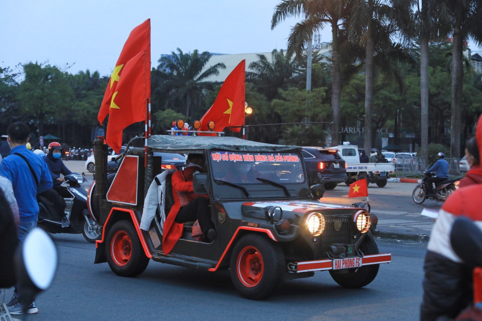 Hội cổ động viên Hải Phòng đến sân để cổ vũ cho đội tuyển Việt Nam. (Ảnh: Tuấn Anh/TTXVN)