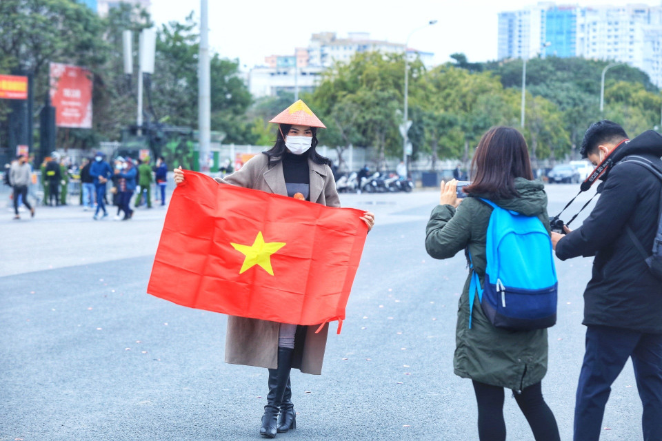 Một cổ động viên Việt Nam mang lá quốc kỳ đến sân để cổ vũ cho đội nhà. (Ảnh: Tuấn Anh/TTXVN)