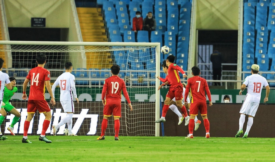 Nhận đường chuyền chuẩn xác của Hùng Dũng ở phút thứ 9, Hồ Tấn Tài (13) bật cao đánh đầu vào góc cao, ghi bàn thắng mở tỷ số cho đội tuyển Việt Nam. (Ảnh: Tuấn Anh/TTXVN)