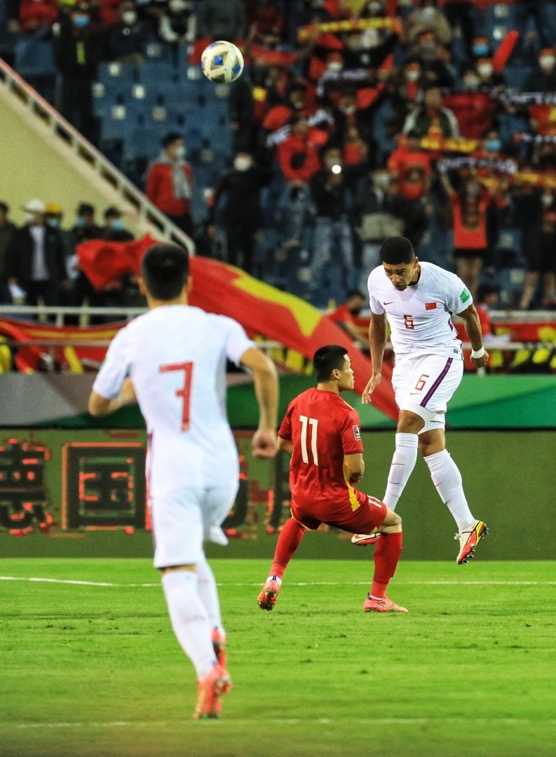 Pha bật cao đánh đầu của Jiang Guangtai (6) về phía khung thành đội Việt Nam. (Ảnh: Tuấn Anh/TTXVN)